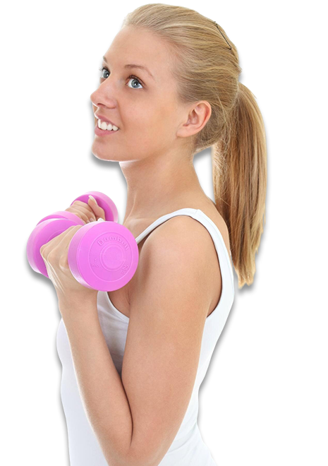 chica sonriendo levantando mancuernas