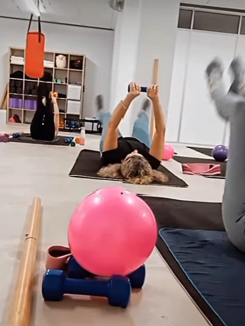 mujeres en colchoneta realizando ejercicios
