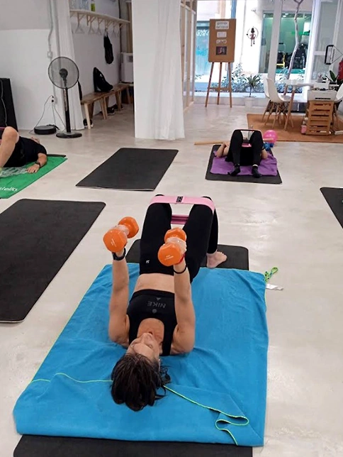 mujeres en colchoneta realizando ejercicios