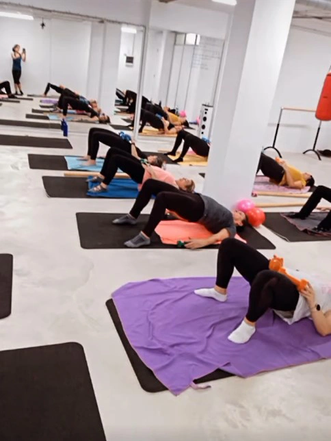 mujeres en colchoneta realizando ejercicios